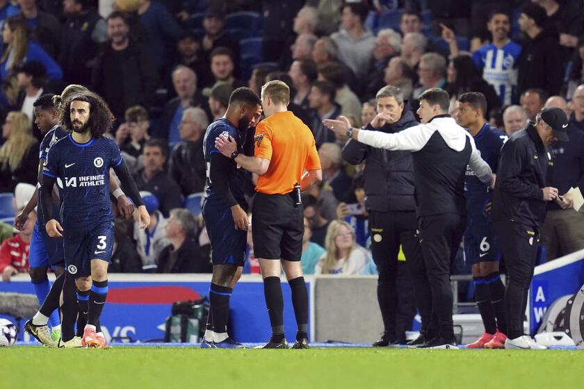 El árbitro Michael Salisbury (centro a la derecha) ordena a Reece James de Chelsea apartarse tras una revisión del VAR durante el partido contra Brighton en la Liga Premier, el 15 de mayo de 2024. (Adam Davy/PA vía AP)