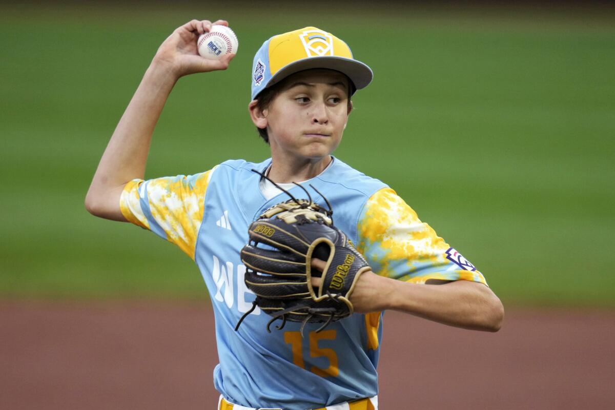 El Segundo pitcher Declan McRoberts delivers during the first inning of a 2-1 win over Washington.