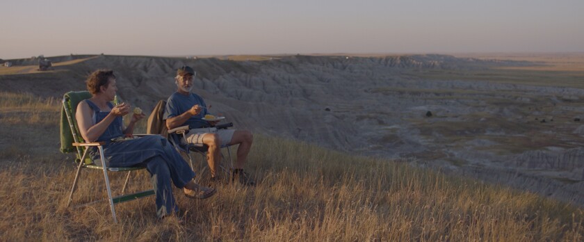 Frances McDormand y David Strathairn en una escena de la cinta "Nomadland", ganadora del Oscar a la Mejor PelÃcula.