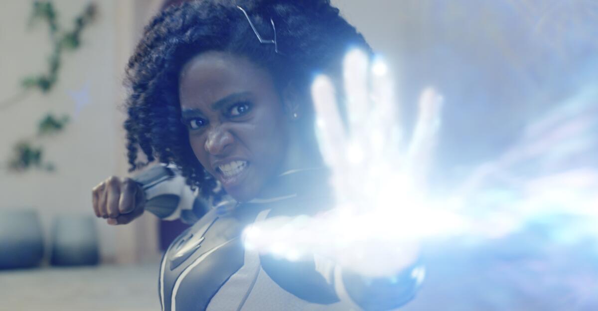 En esta imagen proporcionada por Disney, Teyonah Parris como la Capitana Monica Rambeau en una escena de "The Marvels".