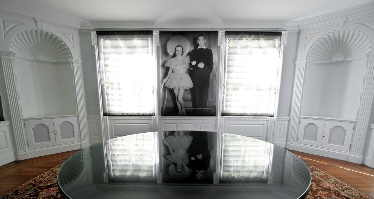 A photograph of Joan Crawford and Douglas Fairbanks Jr. in the museum at the Annenberg Community Beach House.