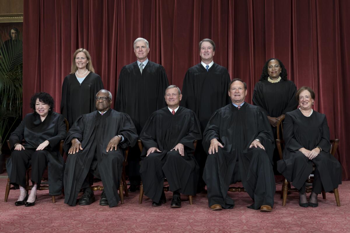 ARCHIVO - Jueces de la Corte Suprema posan para la foto tras la incorporación de la jueza Ketanji Brown