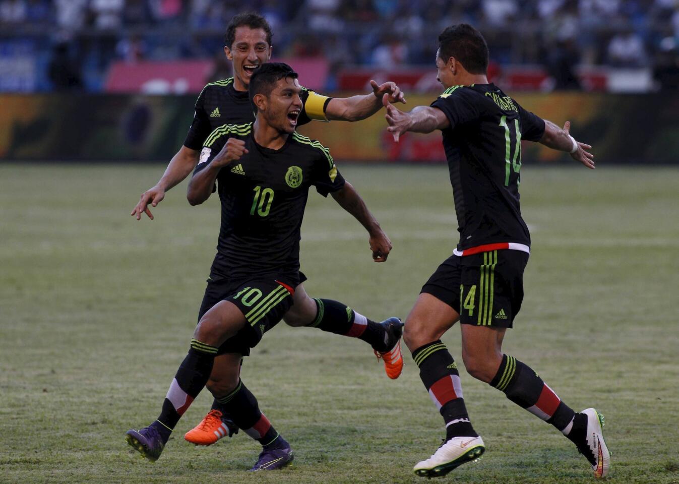 Jesus Corona (10) of Mexico celebrates with teammates Javier Hernandez (R) and Andres Guardado after scoring against Honduras during their 2018 World Cup qualifying soccer match at Olimpico stadium in San Pedro Sula, Honduras November 17, 2015. REUTERS/Jorge Cabrera ** Usable by SD ONLY **