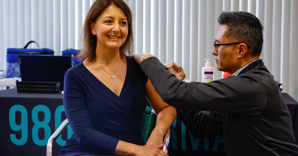 疾控中心主任曼迪·科恩在洛杉矶接种COVID-19疫苗，强调更新疫苗的重要性