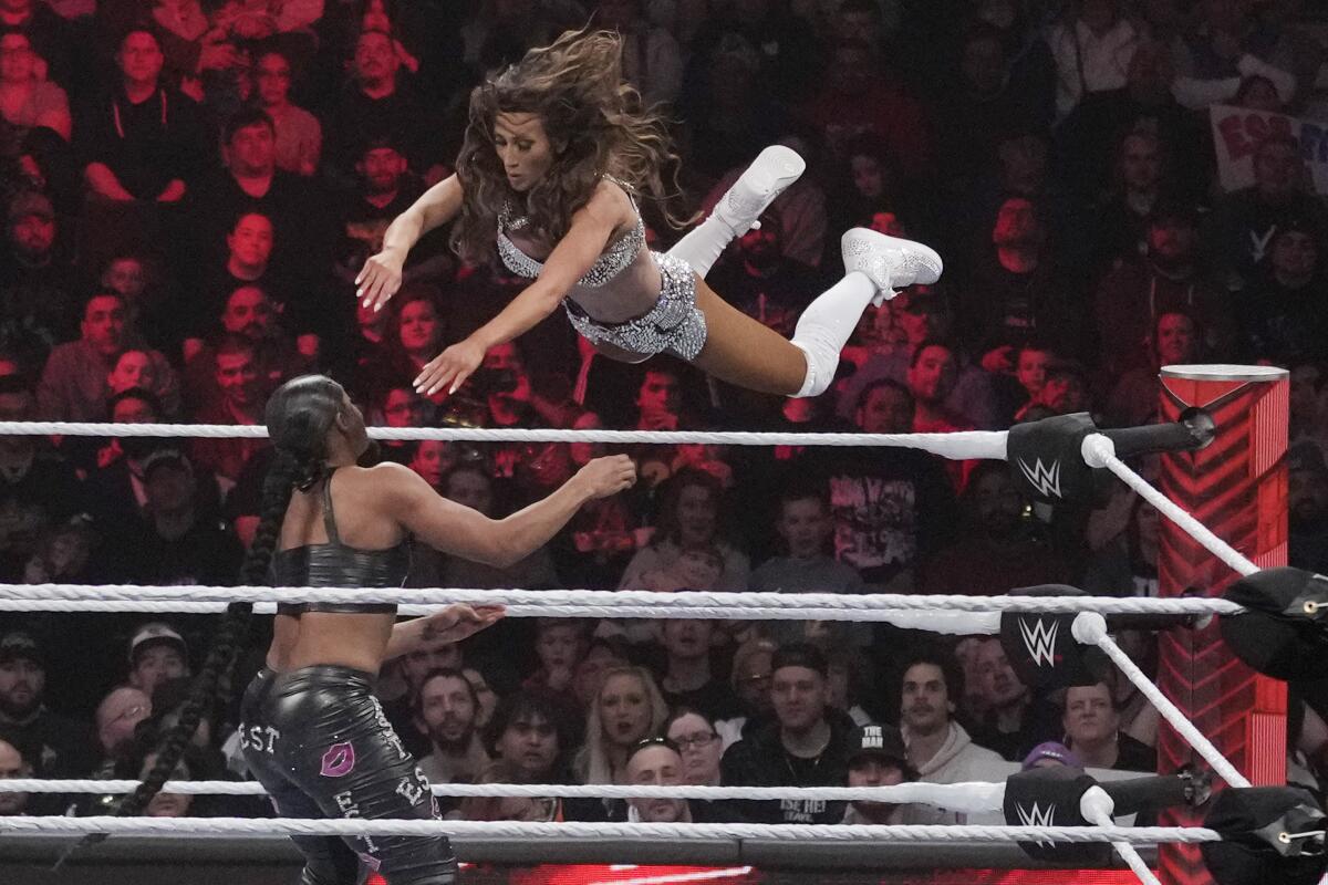 ARCHIVO - La luchadora Carmella salta sobre Bianca Belair durante el evento RAW de la WWE, 