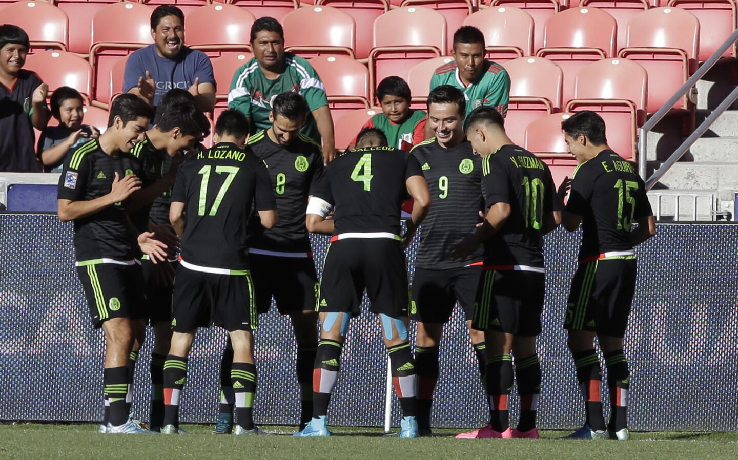 Erick 'Cubo' Torres (c) celebra con sus compañeros tras anotar el primer gol de México sobre Canadá, en Sandy, Utah.