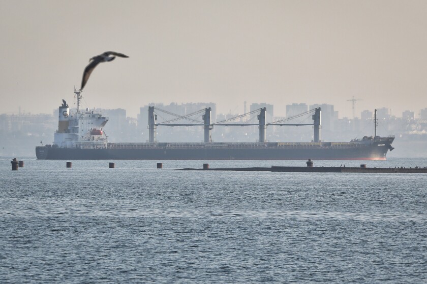 Le navire Navi-Star, transportant une cargaison de maïs, quitte le port d'Odessa, en Ukraine, le vendredi 5 août 2022.