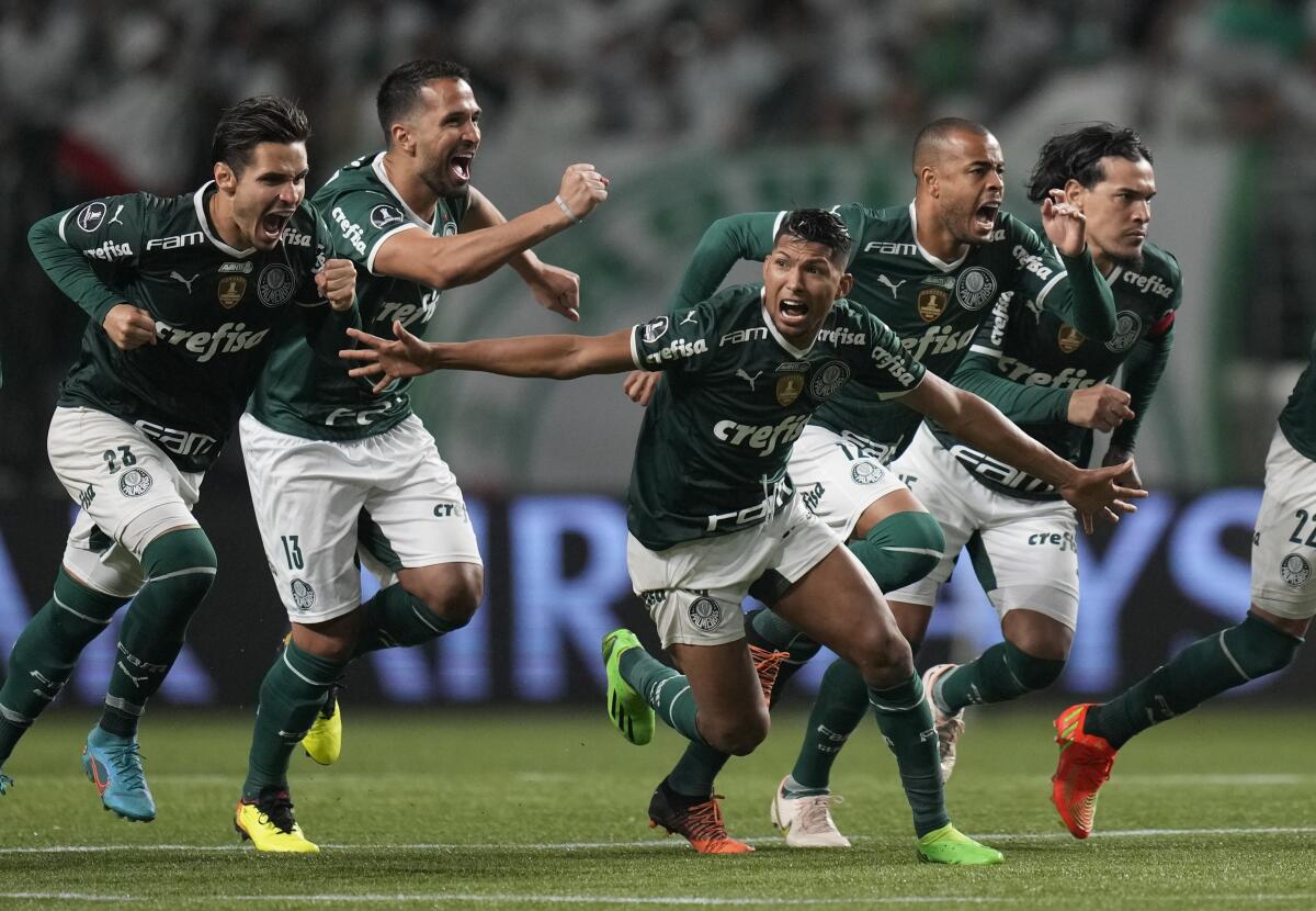 Jugadores del club Palmeiras festejan la victoria en penales sobre el Atlético Mineiro, 