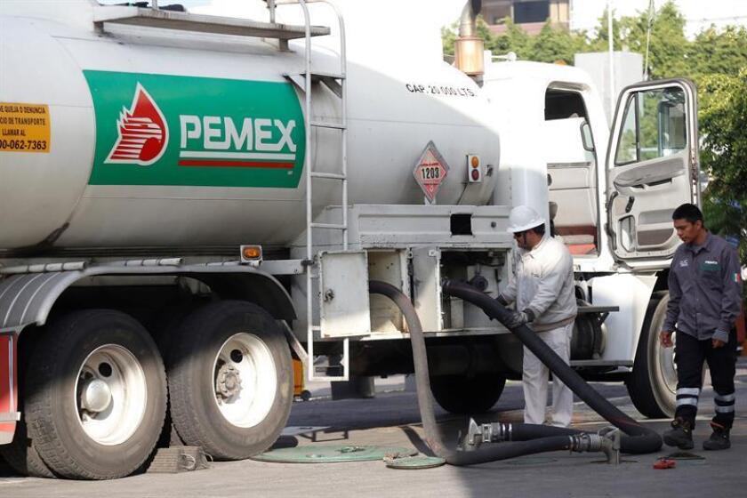 Trabajadores de Pemex surten combustible en una gasolinera de la ciudad de Guadalajara, estado de Jalisco (México). EFE/Archivo