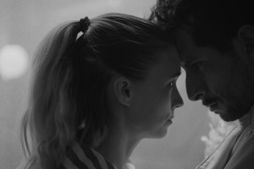Rooney Mara y Raúl Briones en una escena de la cinta mexicana "La Cocina", que se desarrolla en un restaurante de Manhattan.
