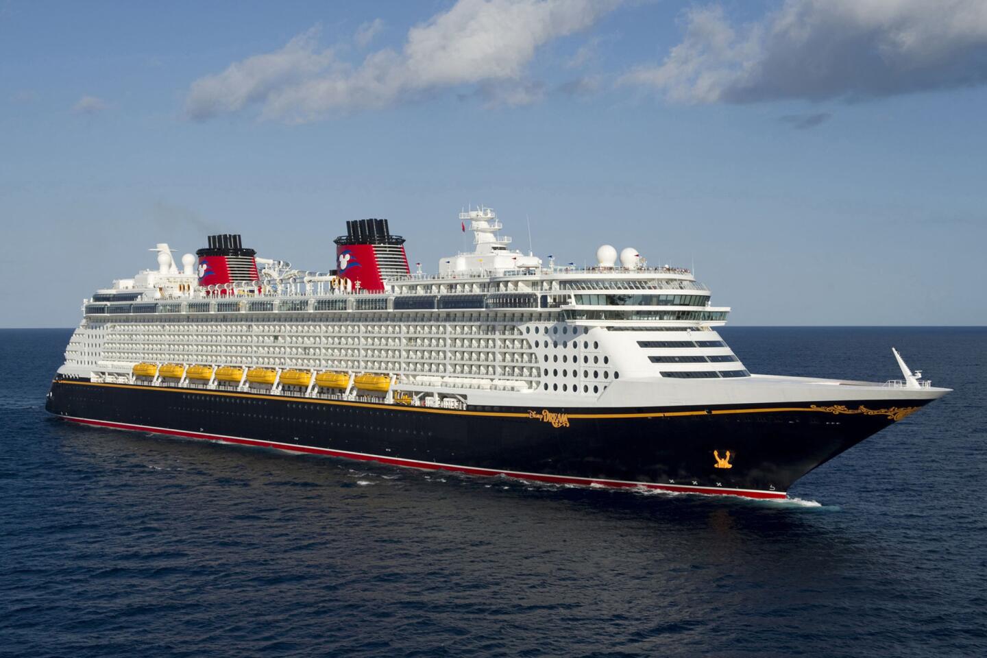 El Disney Dreams, con capacidad para 4,000 pasajeros, es un barco que te atrapa desde el momento que llegas al Puerto Cañaveral en Florida.