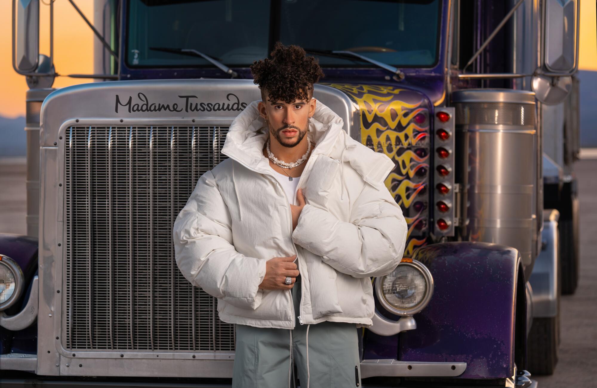 El atuendo, el corte de cabello y los accesorios que Bad Bunny lució en los American