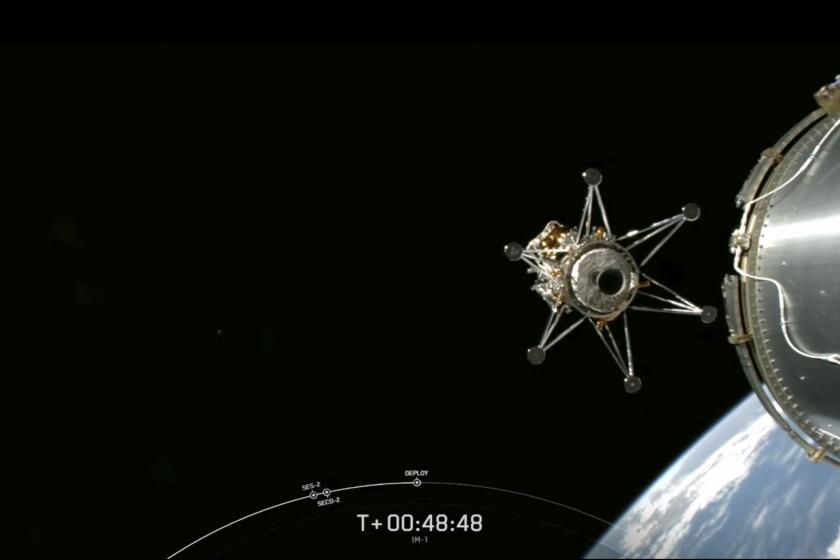 Esta imagen de un video distribuido por Space X via NASA TV muestra el módulo lunar de Intuitive Machines al separarse del cohete y dirigirse a la luna, 15 de febrero de 2024. (SpaceX -NASA TV via AP)