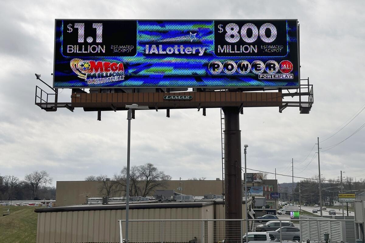 Un letrero electrónico anuncia los botes en los sorteros de las loterías Mega Millions