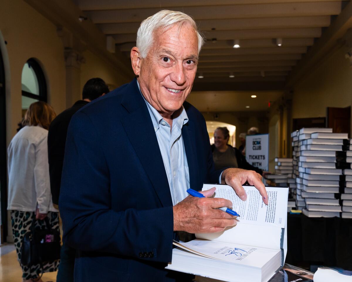 Walter Isaacson signs copies of "Elon Musk" at the L.A. Times Book Club.