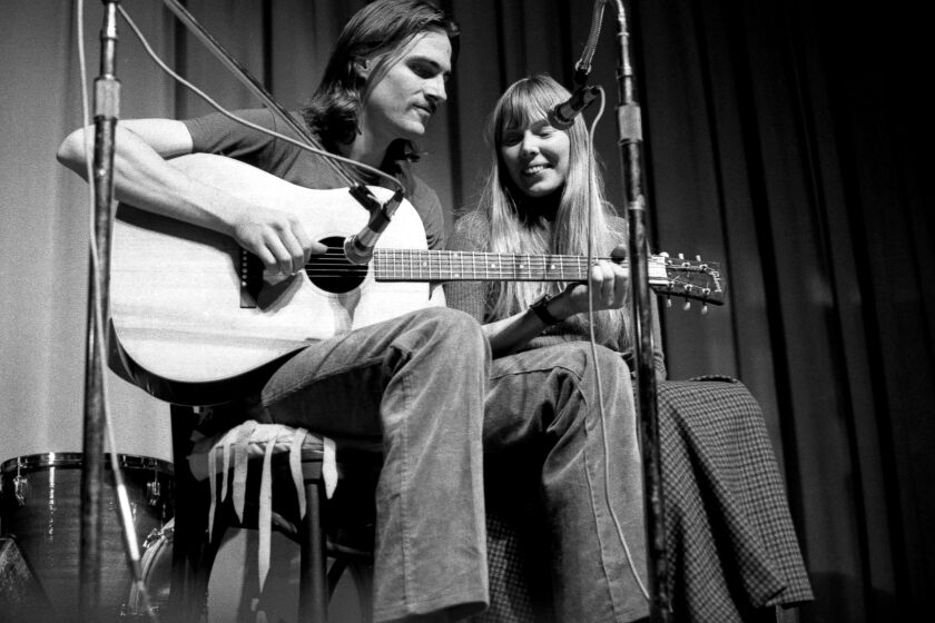 **ONE TIME USE ONLY FOR SUNDAY CALENDAR JONI MITCHELL BLUE ANNIVERSARY ISSUE RUNNING 6/20/21******James Taylor and Joni Mitchell perform circa 1970. CREDIT: © Sherry Rayn Barnett