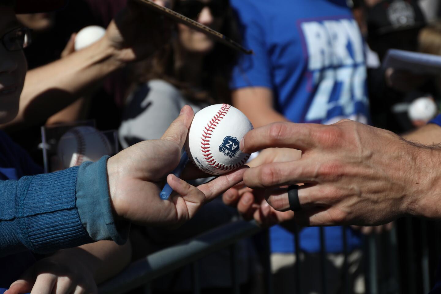 ct-cubs-arrive-at-spring-training-photos-005
