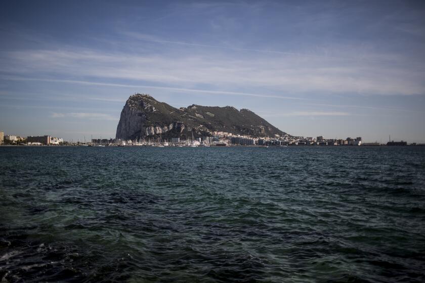 ARCHIVO - Vista aérea del Peñón de Gibraltar desde la vecina ciudad española de La Línea, el 17 de octubre de 2019. (AP Foto/Javier Fergo, Archivo)