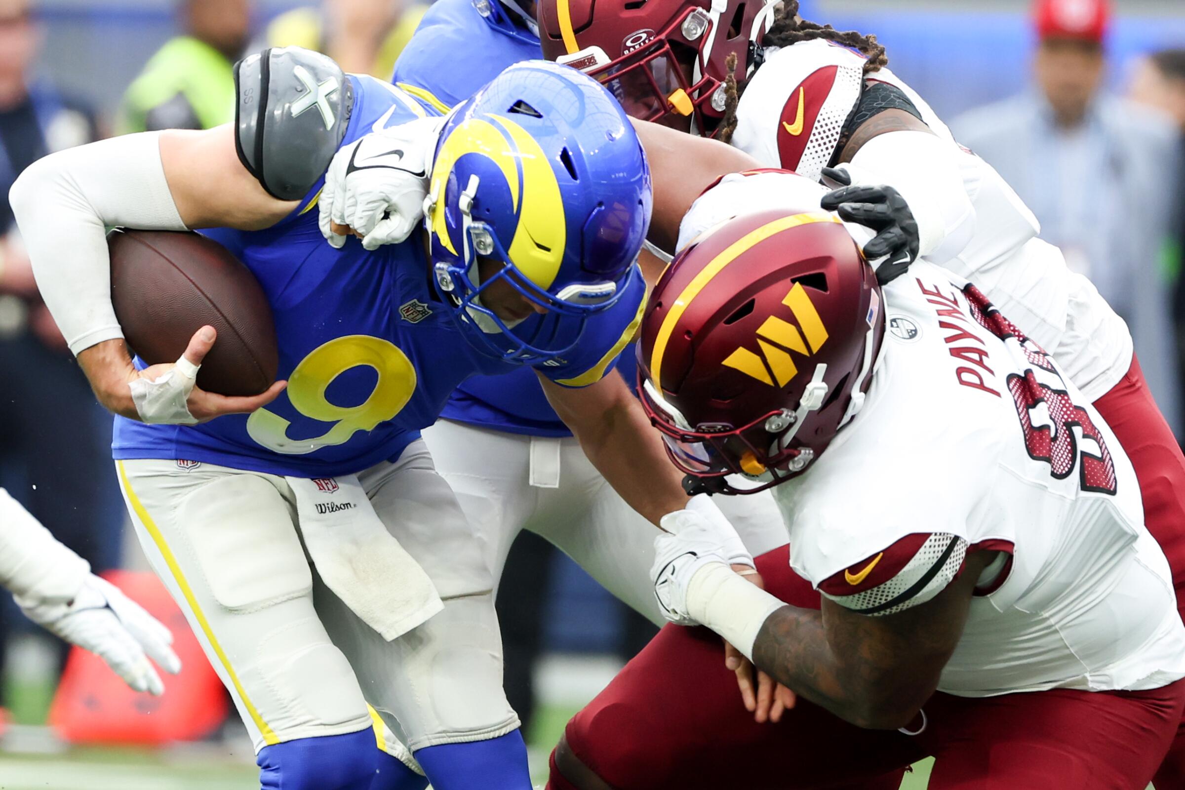 Commanders defensive tackle Daron Payne (94) sacks Rams quarterback Matthew Stafford (9) in the first quarter.