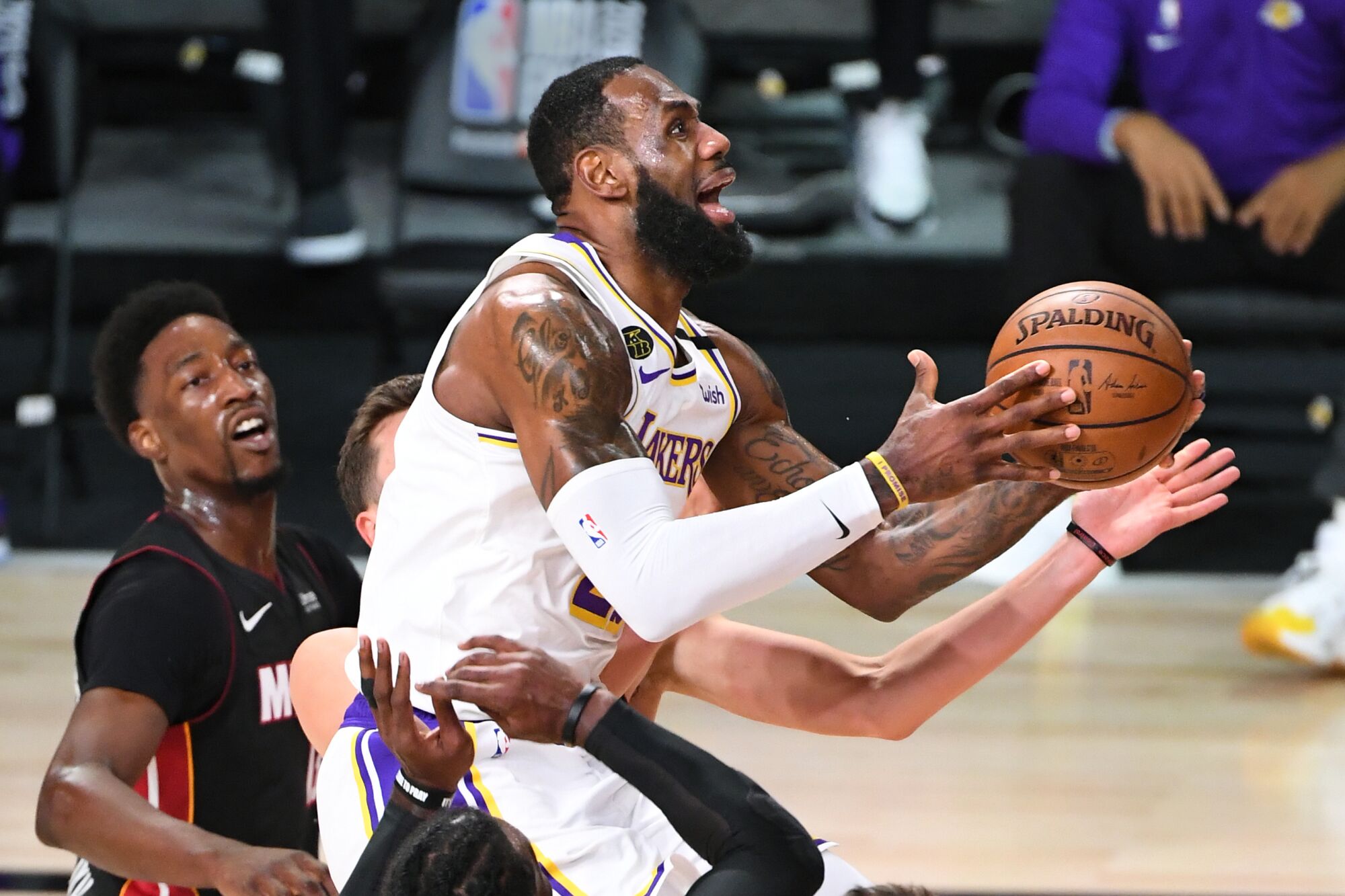 Lakers LeBron James beats the Heat defense top score a basket