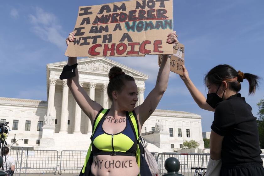 Manifestantes protestan afuera de la Corte Suprema de Estados Unidos el martes 3 de mayo de 2022 en Washington. (AP Foto/Jose Luis Magana)