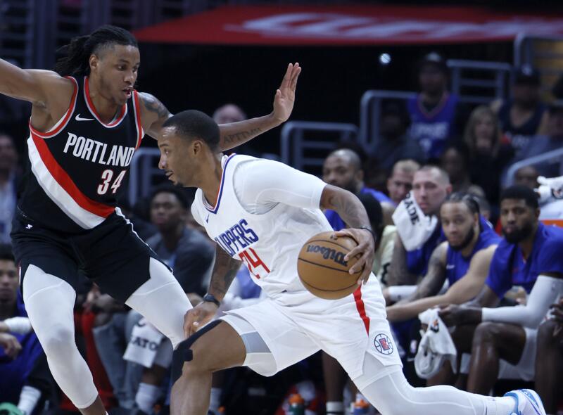 Los Angeles, Kaliforniya - 11 Aralık: LA Clippers'ın guardı Norman Powell (sağda), Trail Blazers'ın yanından top sürüyor.