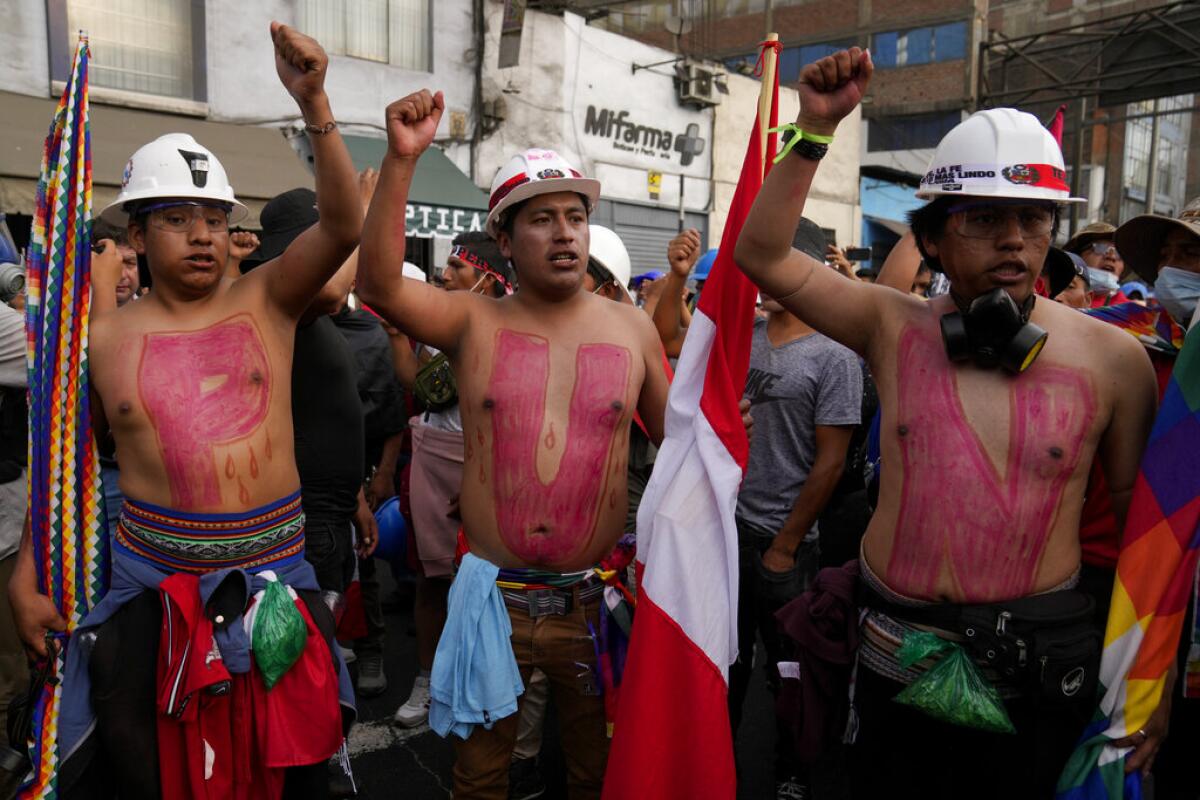 Manifestantes de oposición al gobierno marchan en Lima , Perú, 