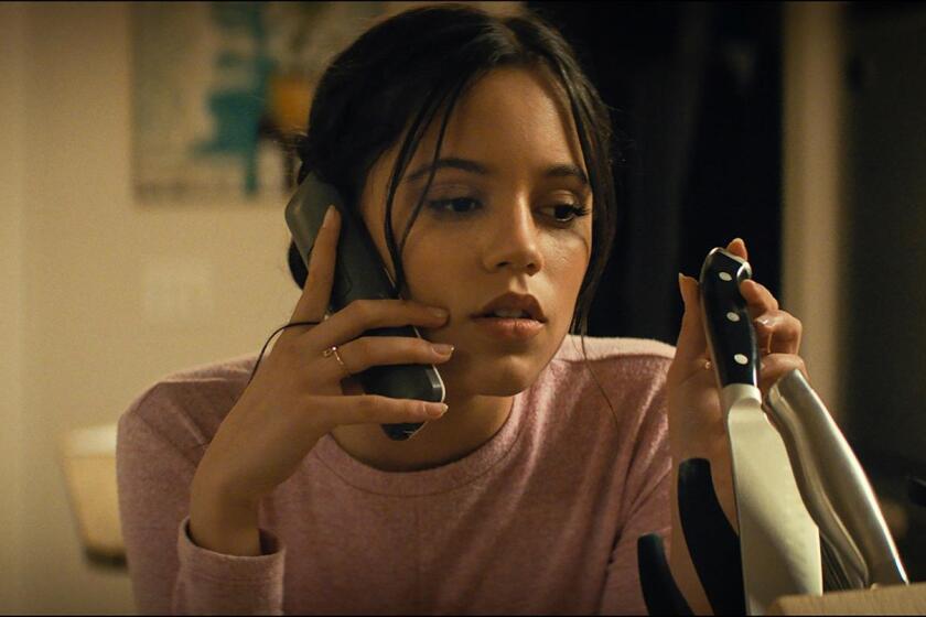 Fotograma cedido por Paramount Pictures donde aparece Jenna Ortega como Tara durante una escena de la película de terror "Scream", una saga muy exitosa de terror que, desde el estreno de su primera película en 1996, dio una nueva vida al "slasher" bajo la dirección de un ídolo del cine más perturbador e inquietante como Wes Craven.