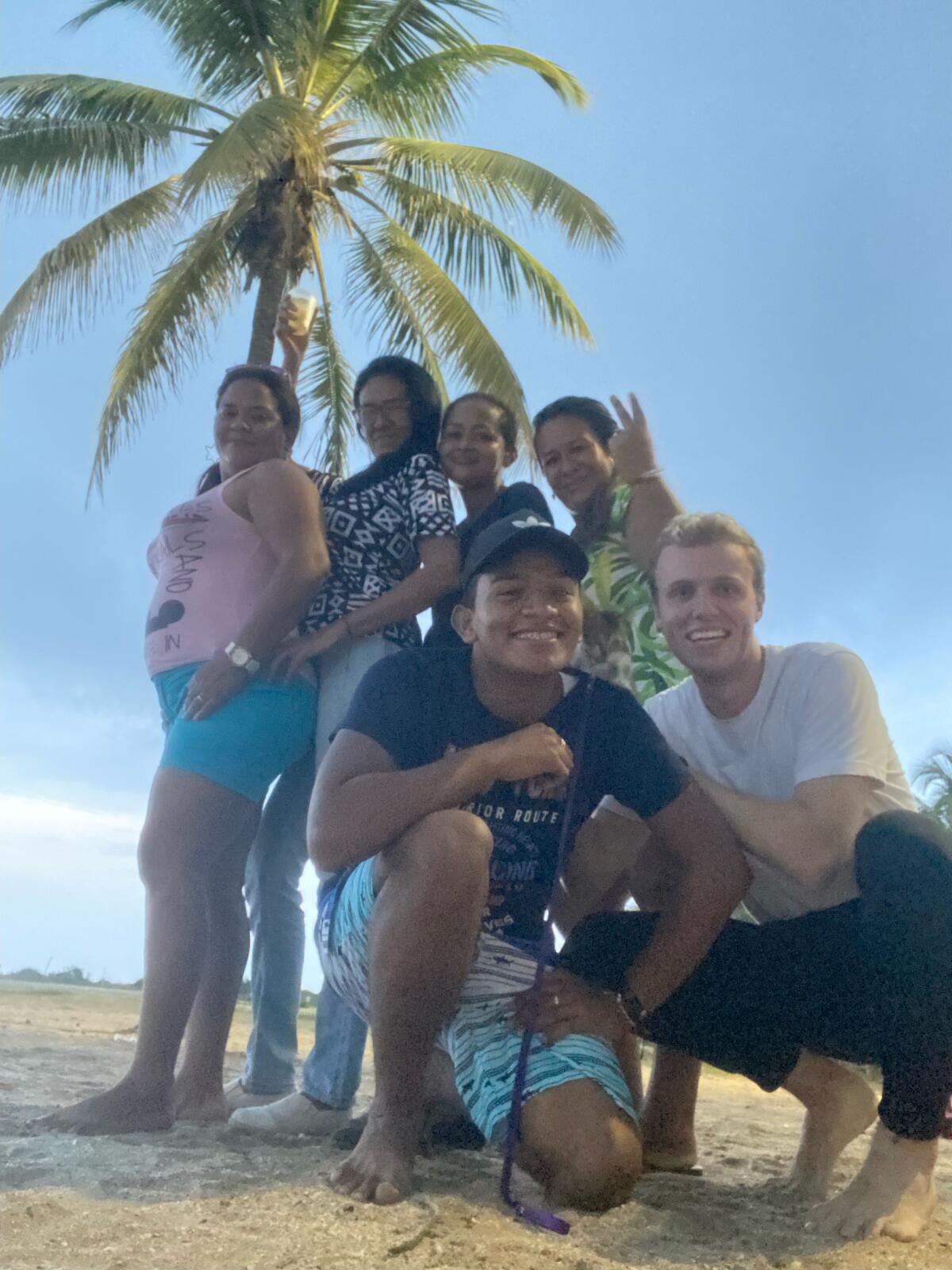 Desde finales de 2020, Dalton Price realiza investigaciones antropológicas en Colombia. Aquí apa