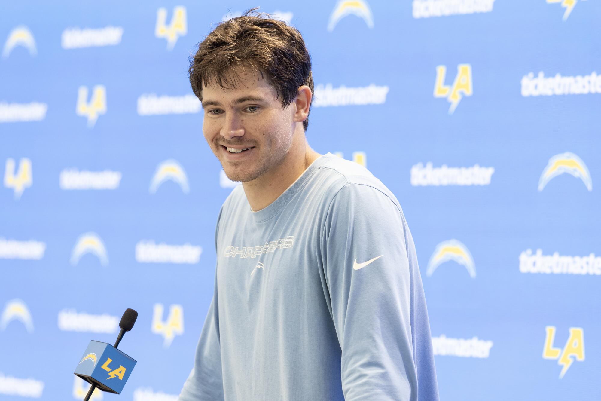El mariscal de campo de los Chargers, Justin Harbert, habló con los periodistas después del primer día del campamento de entrenamiento de julio.
