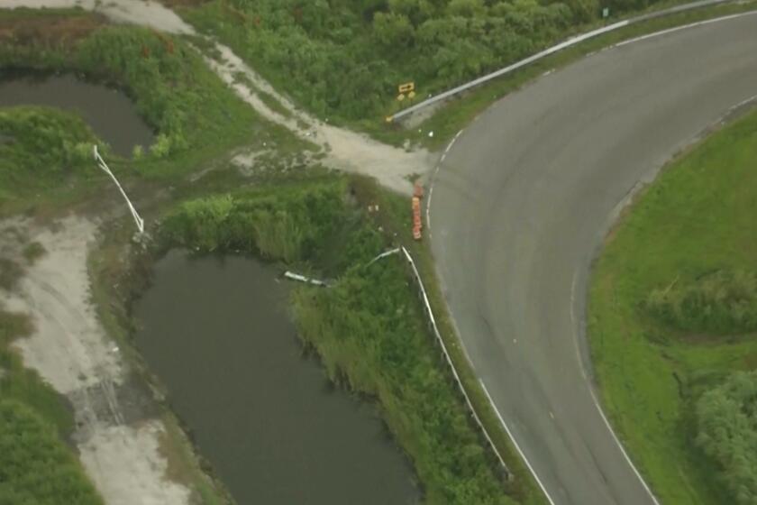 Esta imagen tomada de un video de WPTV muestra una vista aérea del sitio donde nueve personas murieron cuando una SUV se salió de control en la autopista Hatton, cerca de Belle Glade, Florida, chocó contra una barrera de protección y volcó en un canal el lunes 5 de agosto de 2024. (WPTV vía AP)