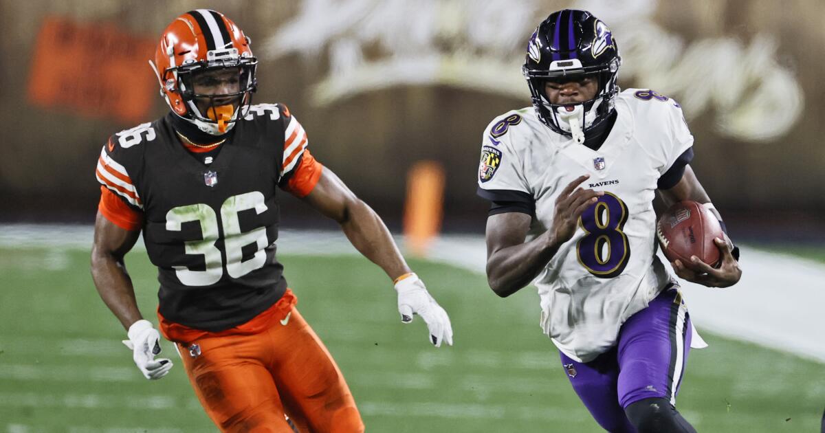 Lamar Jackson returns to save Ravens with thrilling win over Browns - Los  Angeles Times