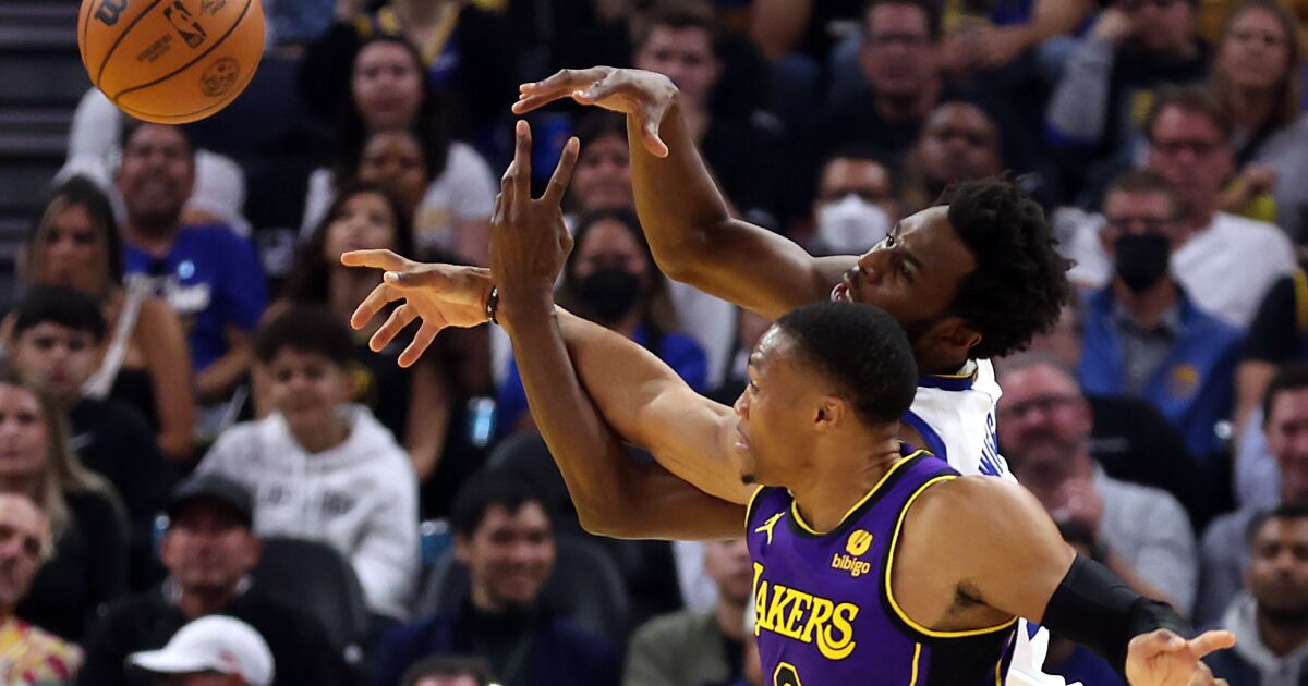 LeBron James et Russell Westbrook bavards après la défaite des Lakers