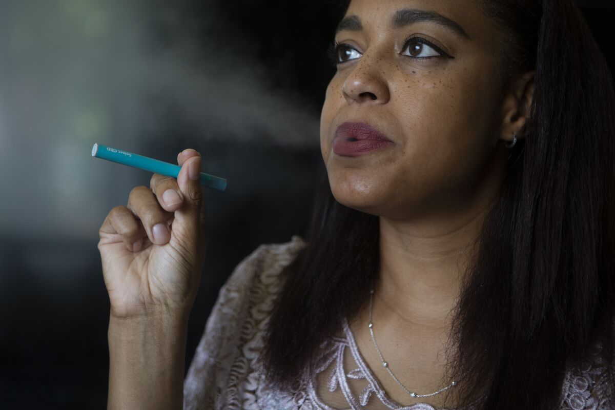 Daniell Lyttle, de 38 años y residente de Valley Village, dice que este bolígrafo de vapeo de CBD cambió todo para ella, y la ayuda con su ansiedad e insomnio.