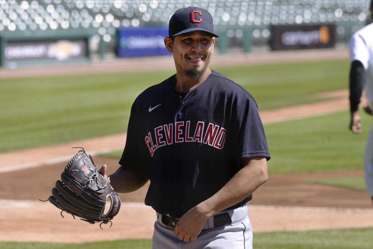 ARCHIVO - En esta foto del 20 de septiembre de 2020, el lanzador de los Indios de Cleveland Carlos Carrasco