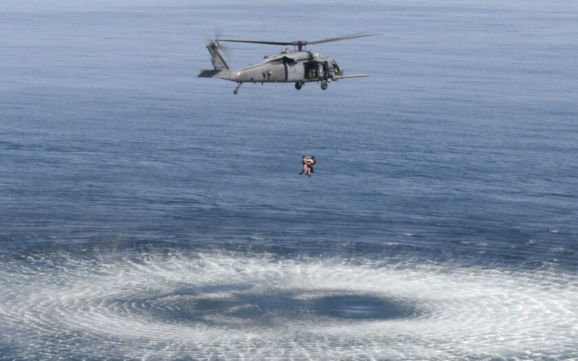 Aviadores de la Fuerza Aérea de Estados Unidos en operativo de rescate.