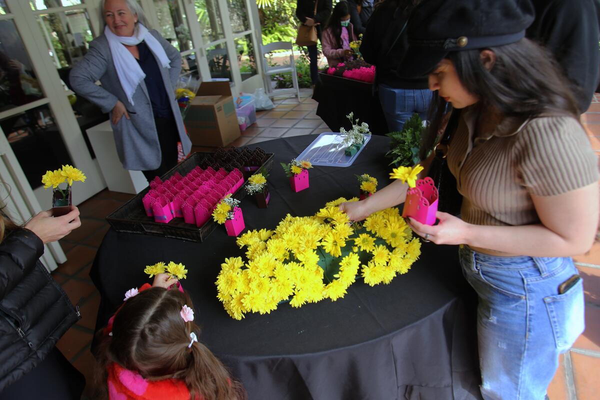 Guests make their own small Ikebana arrangement.