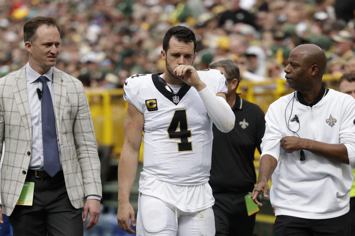 Saints' Derek Carr getting evaluated for shoulder injury after loss to  Packers - The San Diego Union-Tribune