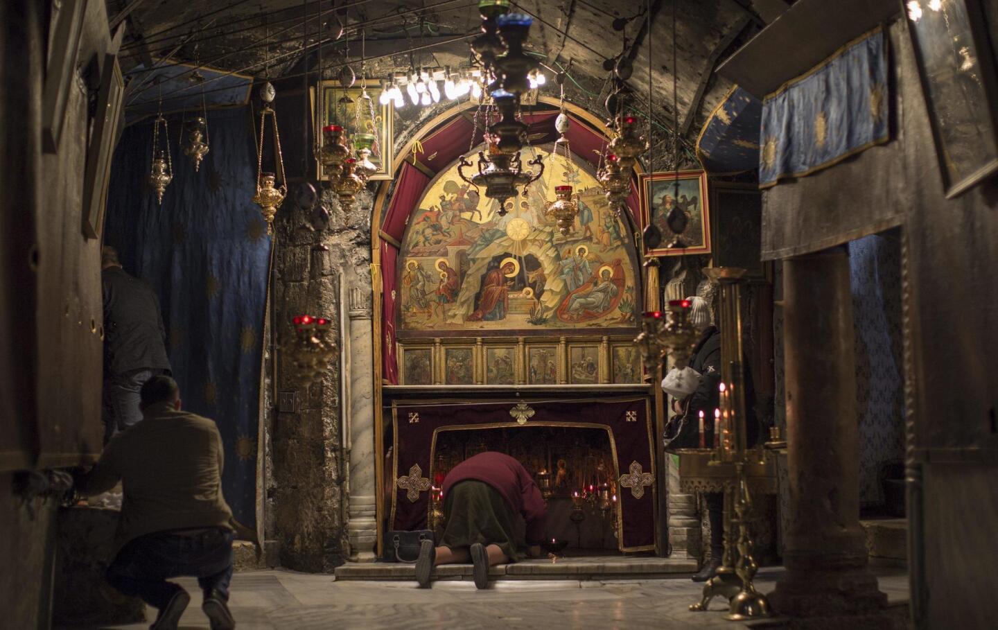 Un devoto reza en la gruta de la Basílica de la Natividad, donde tradicionalmente se cree que nació Jesucristo, en Belén.