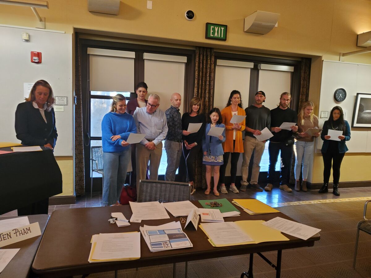 Superviseur du comté Terra Lawson-Remer et membres récemment élus du conseil d'administration de la La Jolla Village Merchants Association