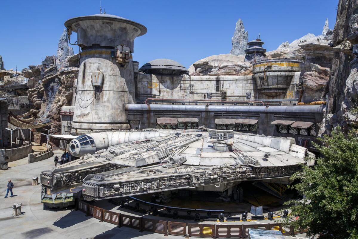 La inolvidable nave espacial de Han Solo es sin duda el atractivo principal de lo que se vive ya al interior de Disneyland.