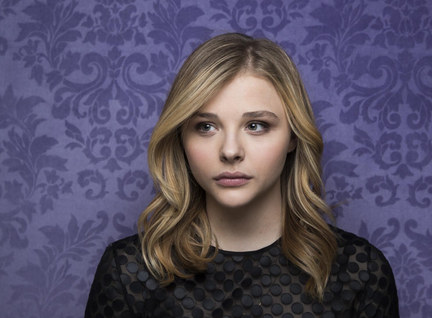 Chloe Grace Moretz catches a flight with her mom at Los Angeles