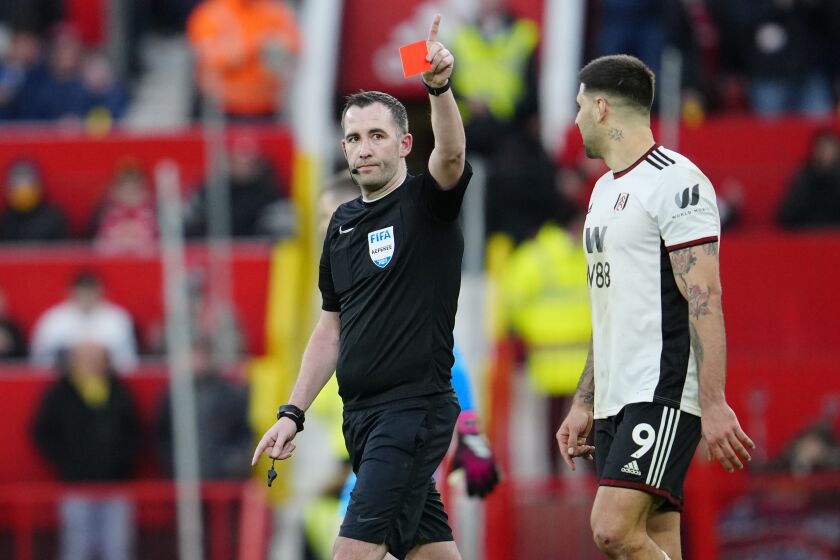 Aleksandar Mitrovic de Fulham observa al árbitro tras ser expulsado durante el partido contra Manchester United en los cuartos de final de la Copa FA, el domingo 19 de marzo de 2023, en Manchester. (AP Foto/Jon Super)