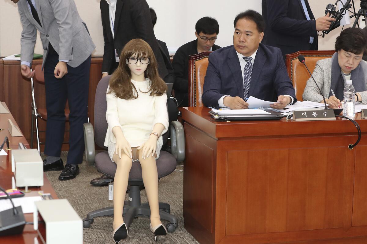 El legislador Lee Yong-ju junto a una muñeca sexual durante una inspección parlamentaria en la Asamblea Nacional en Seúl