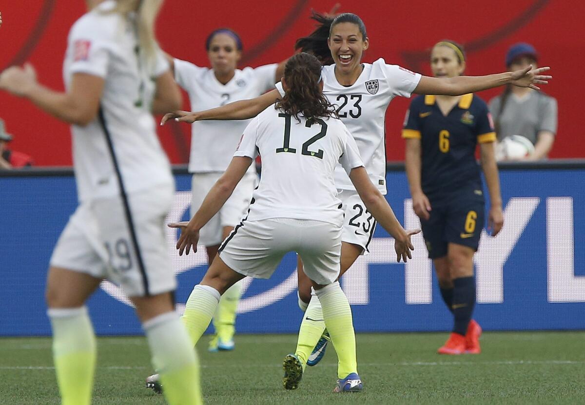 Estados Unidos venció a Australia con autoridad en su debut del mundial femenino.