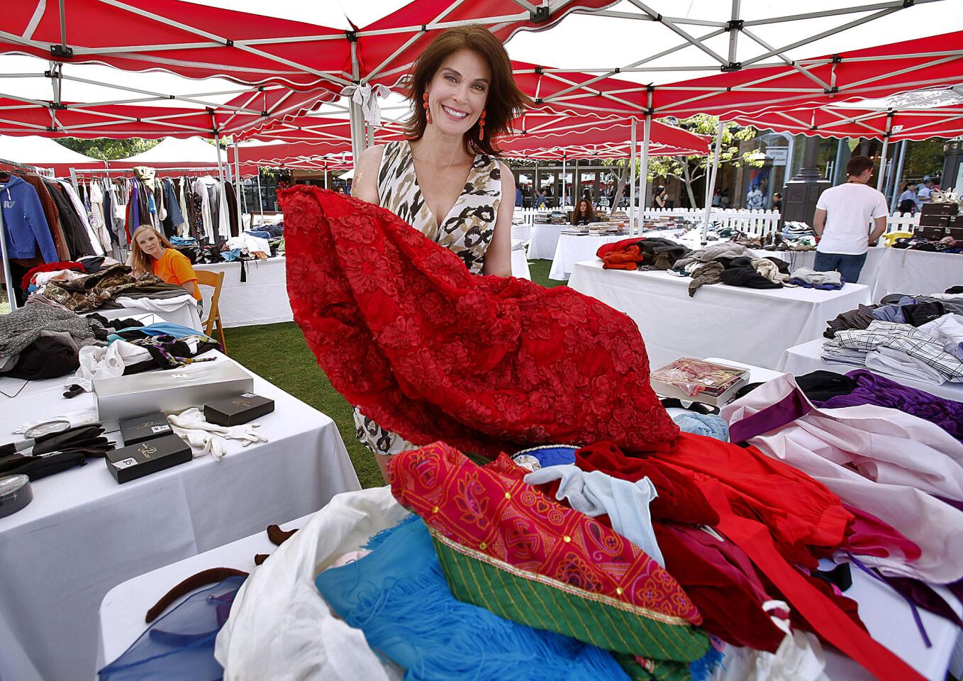 Photo Gallery: Teri Hatcher holds yard sale at Americana at Brand
