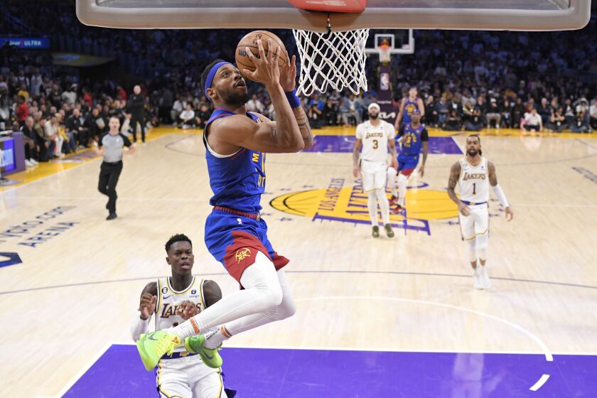 Bruce Brown, de los Nuggets de Denver, ataca el aro en contra de los Lakers de Los Ángeles en la segunda mitad del Juego 3 de la final de la Conferencia Oeste, del baloncesto de la NBA, el sábado 20 de mayo de 2023, en Los Ángeles. (AP Foto/Mark J. Terrill)