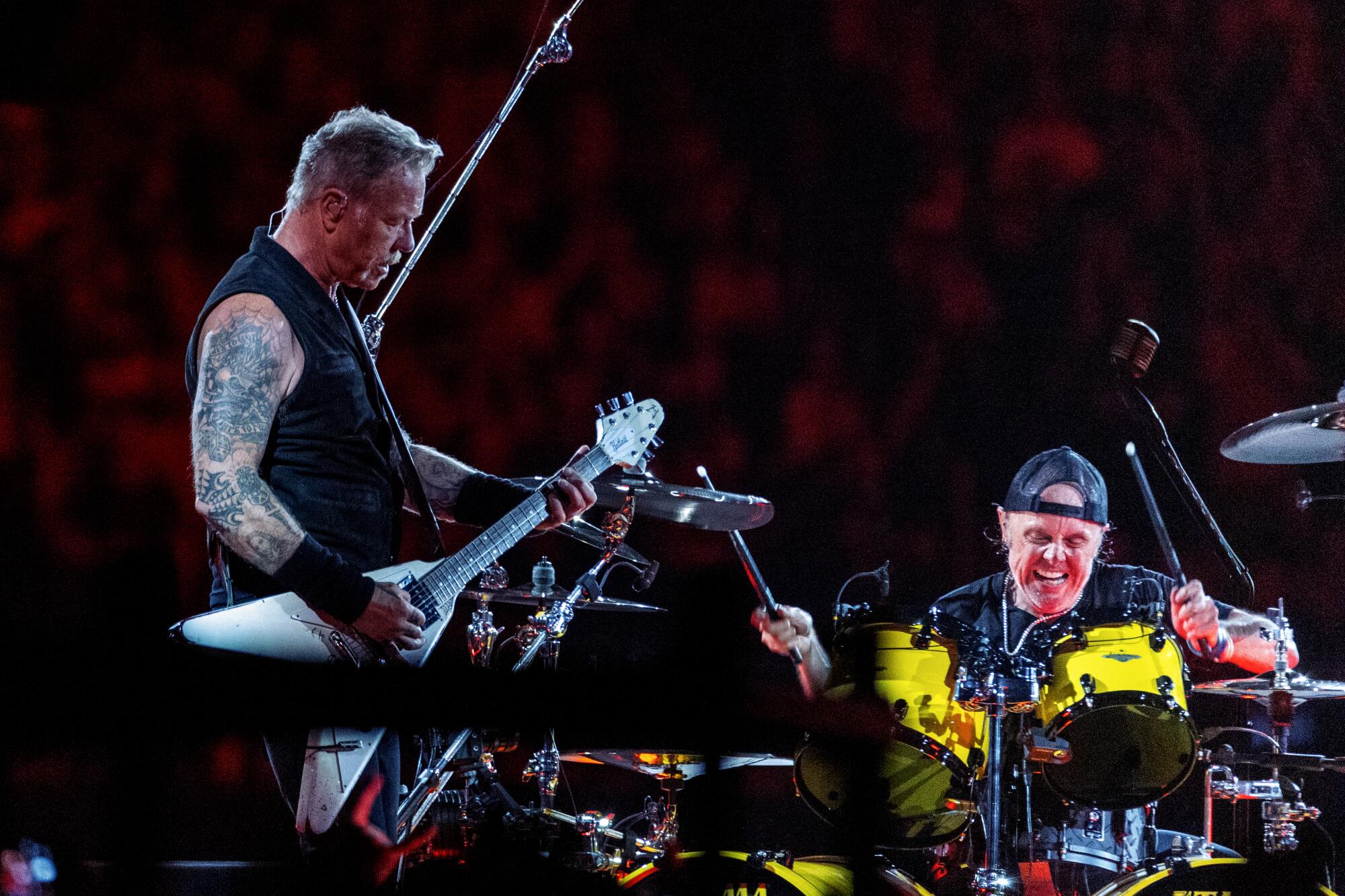 James Hetfield, izq., y Lars Ulrich, de Metallica, el 25 de agosto en el SoFi Stadium de Inglewood, California.