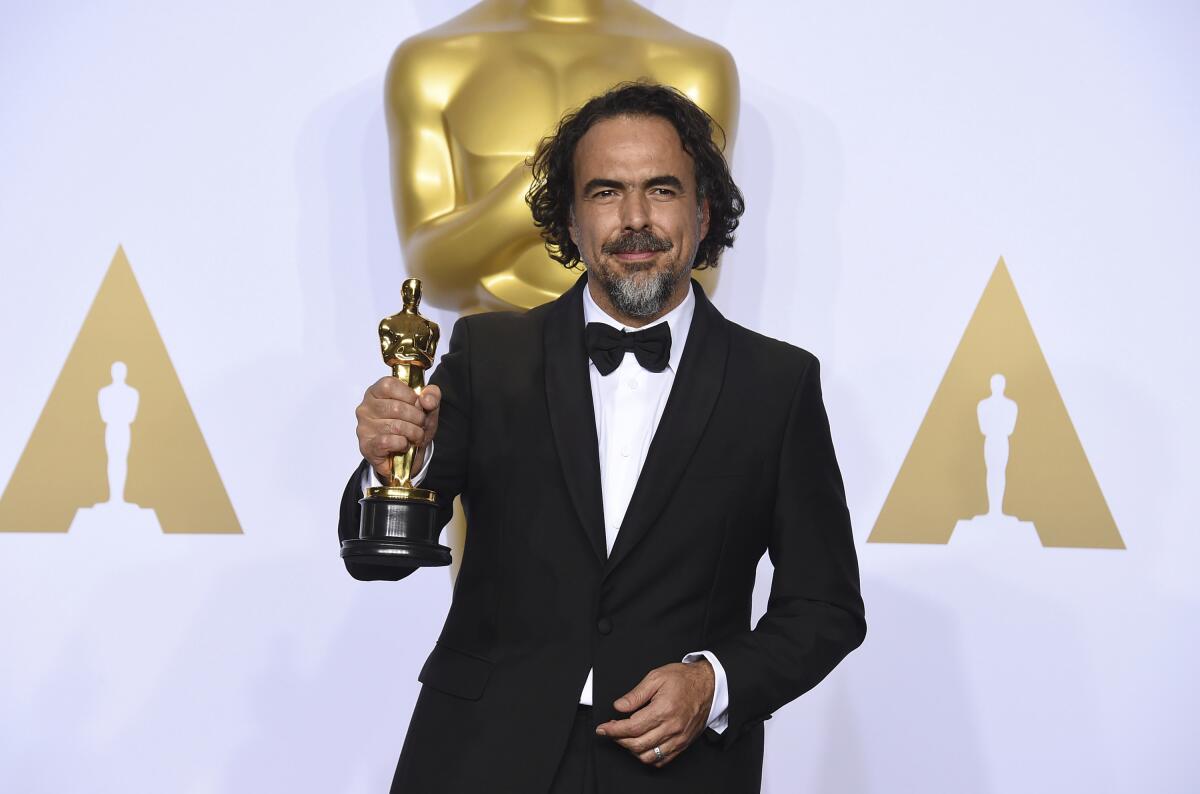 ARCHIVO – Alejandro G. Iñárritu posa en la sala de prensa con el premio a mejor director por "The Revenant"