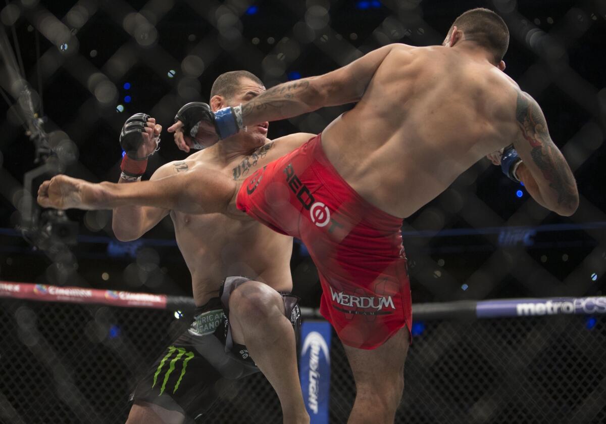 El estadounidense Cain Velasquez, a la izquierda, lucha contra el brasileño Fabricio Werdum durante un combate de peso completo de UFC 188 en Ciudad de México, el sábado 13 de junio de 2015.